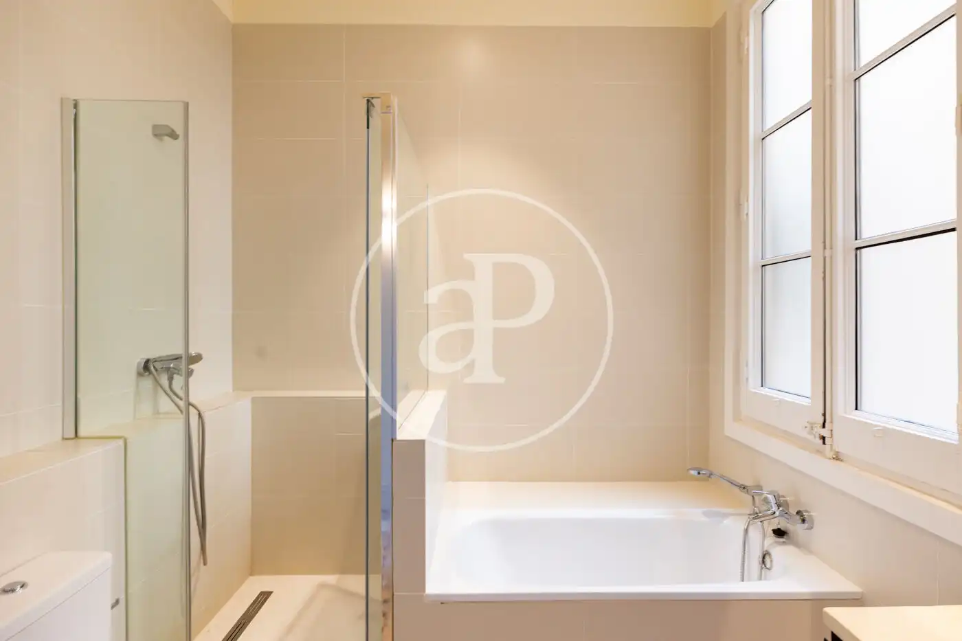 Badezimmer von Wohnung zur Miete in Barcelona mit Klimaanlage, Heizung und Möbliert