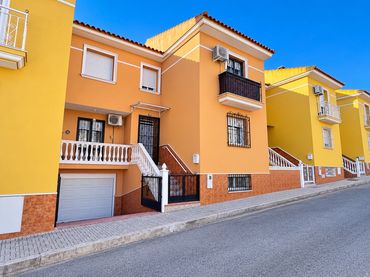 Casa a schiera con balcone in vendita a Baza