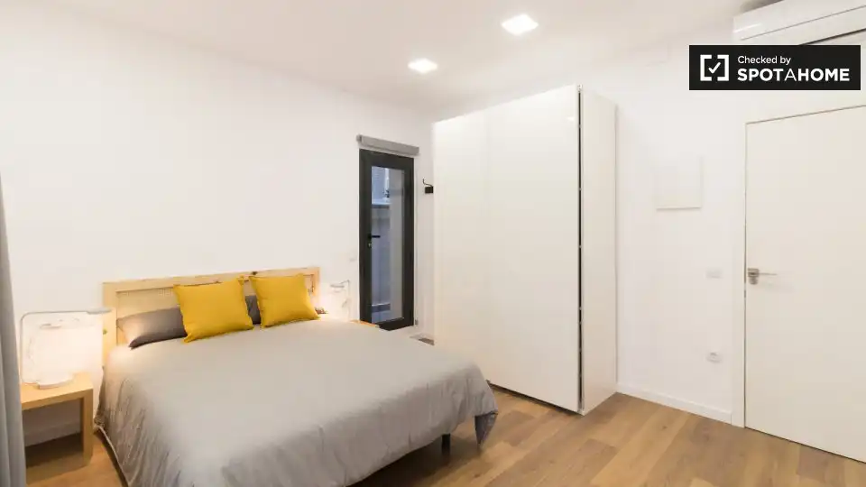Dormitori de Estudi per a compartir en Barcelona amb Aire condicionat, Terrassa i Moblat