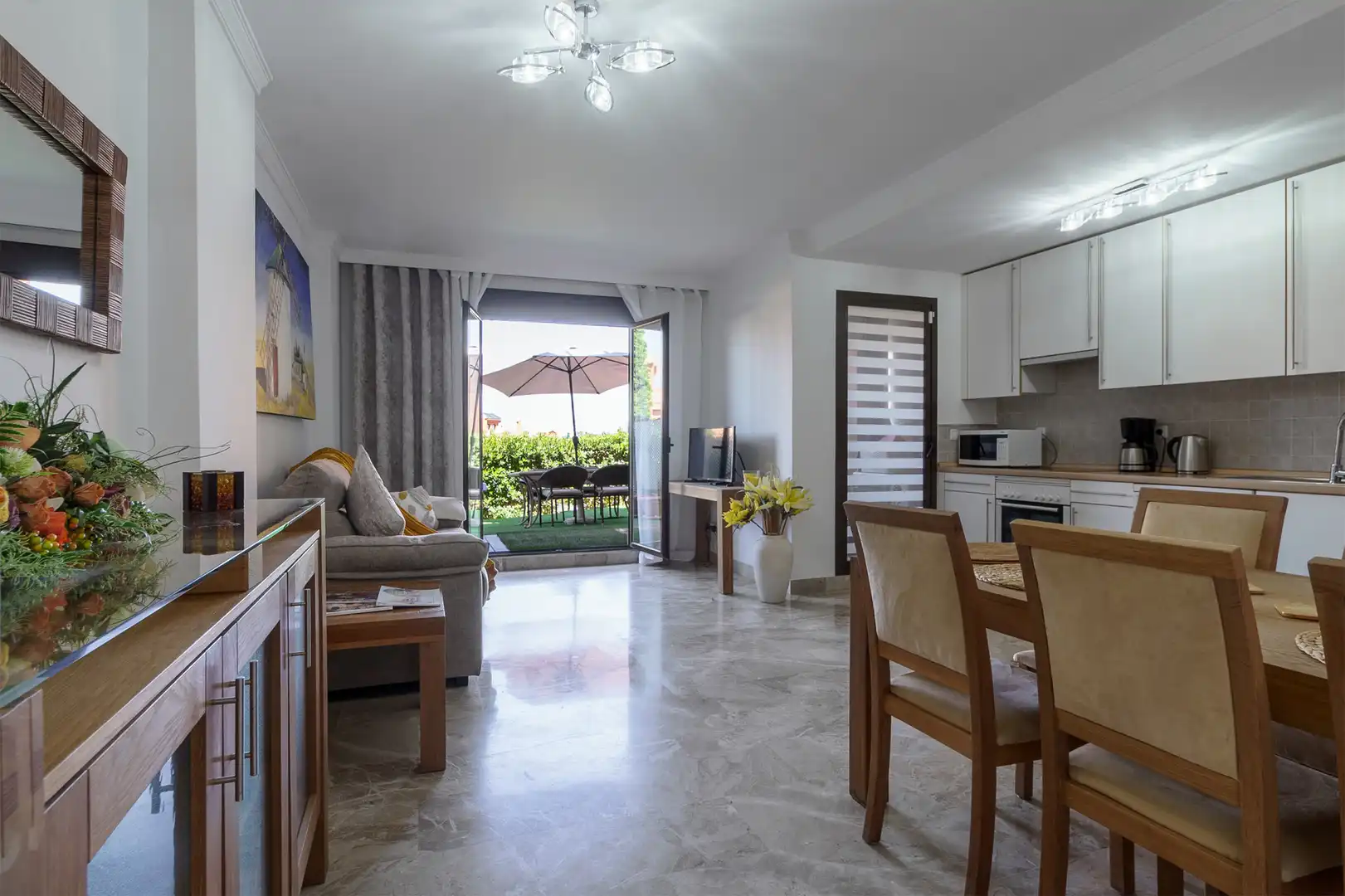 Sala de estar de Planta baja de alquiler en Estepona con Aire acondicionado, Jardín privado y Terraza