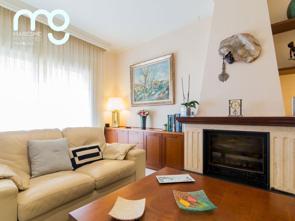 Sala d'estar de Casa o xalet en venda en Premià de Dalt amb Calefacció, Jardí privat i Terrassa