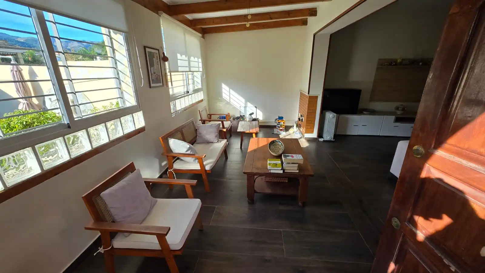 Wohnzimmer von Einfamilien-Reihenhaus zum Verkauf in Alhaurín de la Torre mit Klimaanlage, Privatgarten und Abstellraum