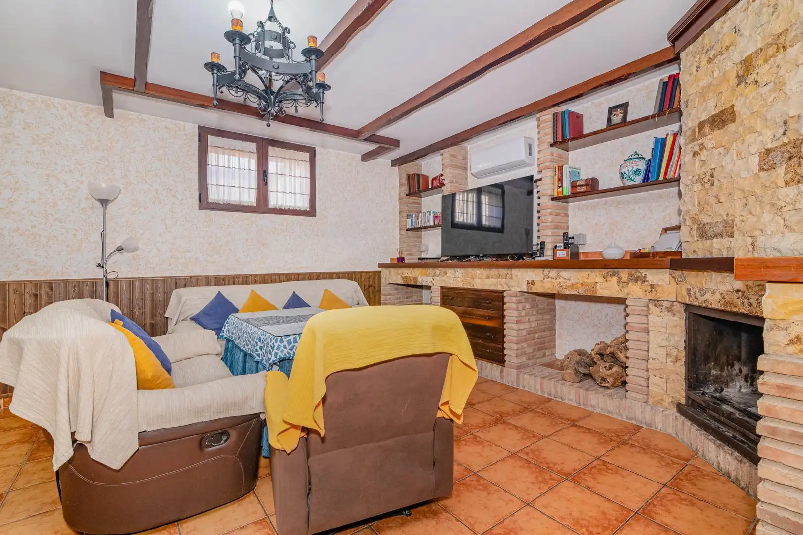 Sala d'estar de Casa adosada en venda en La Zubia amb Aire condicionat, Calefacció i Terrassa