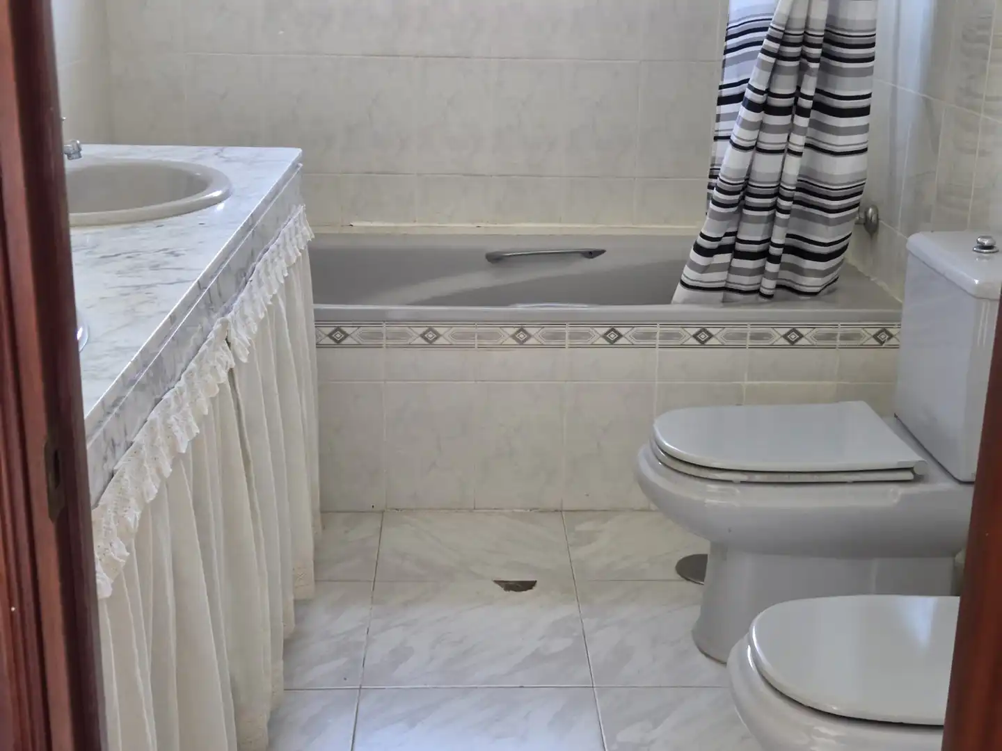 Bathroom of Houses for sale in Algeciras  with Swimming Pool and Furnished