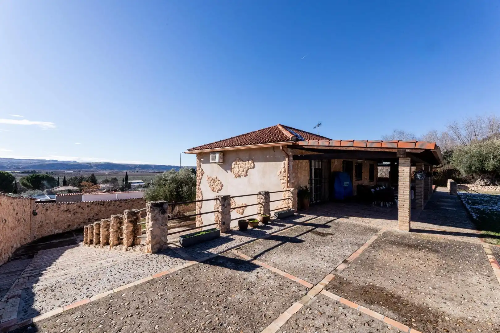 Vista exterior de Casa o xalet en venda en Colmenar de Oreja amb Calefacció, Jardí privat i Traster