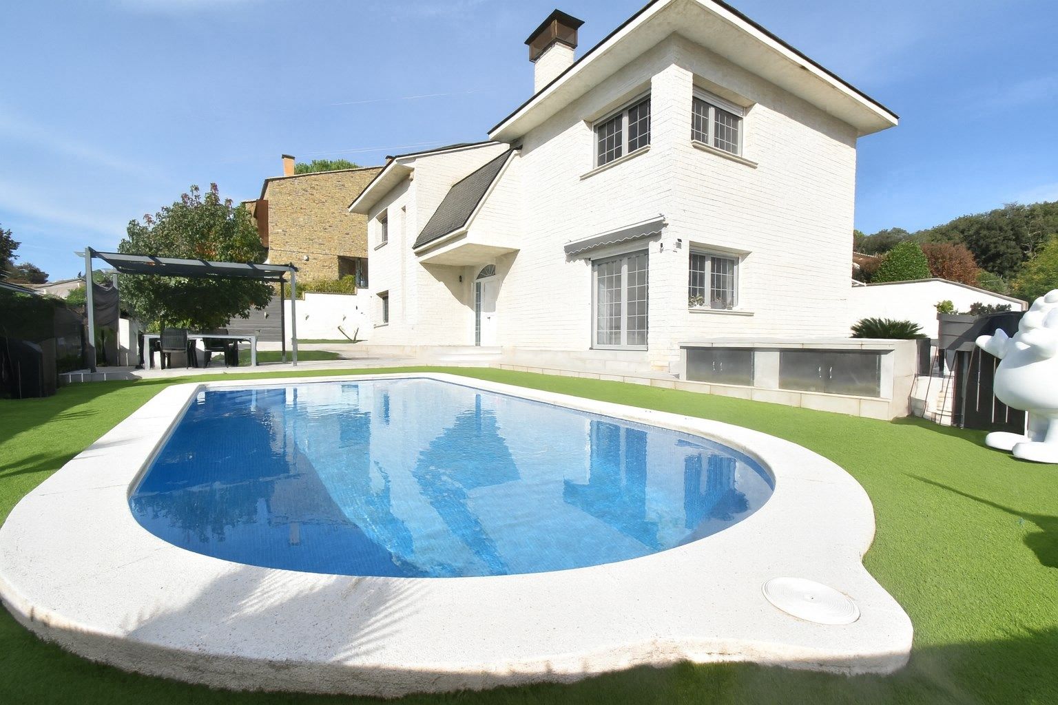 Swimming pool of House or chalet for sale in Girona Capital  with Air Conditioner, Heating and Storage room
