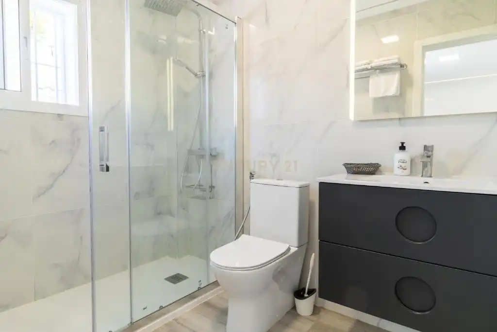 Bathroom of Buildings for sale in Fuengirola