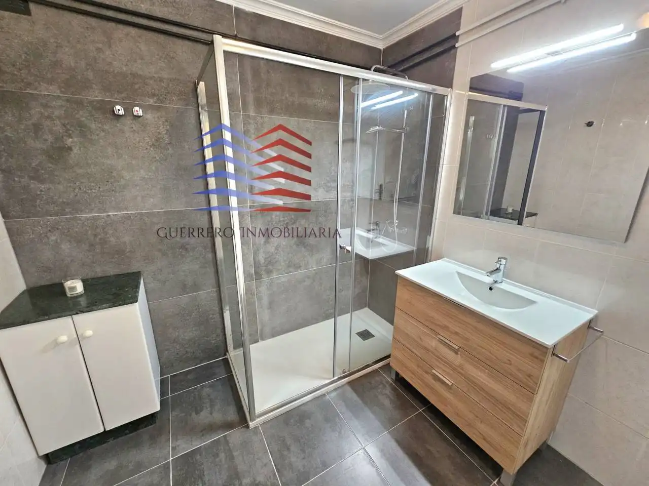 Baño de Piso de alquiler en Ourense Capital  con Calefacción, Parquet y Alarma