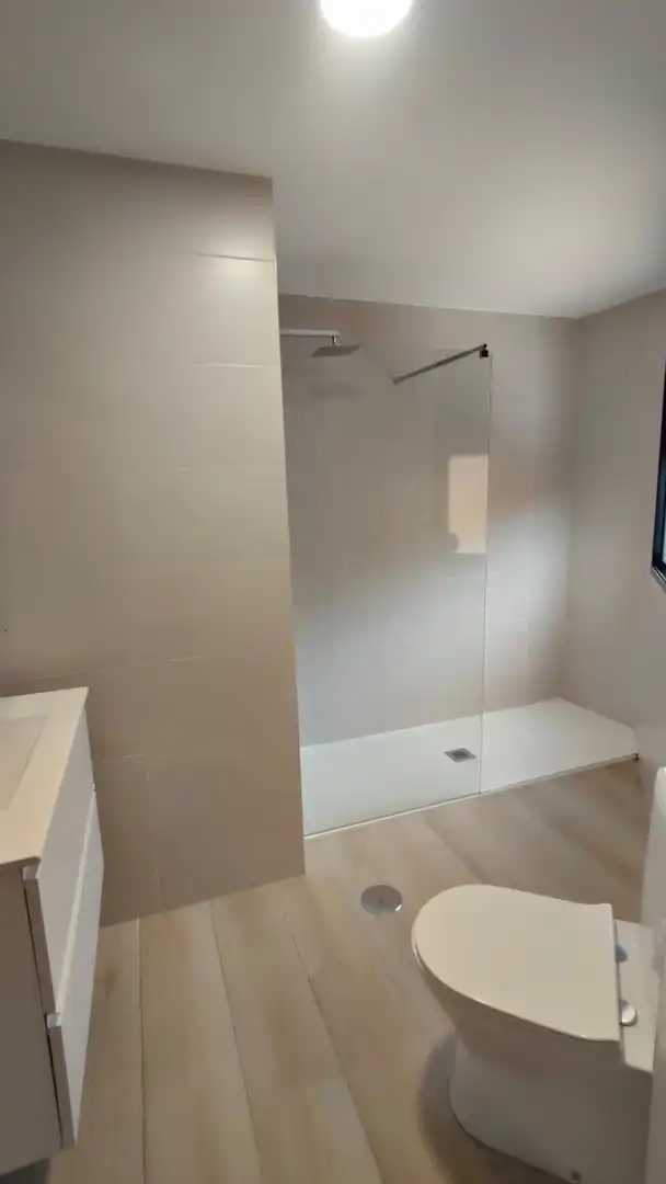 Bathroom of Flat for rent in Plasencia  with Heating, Terrace and Furnished