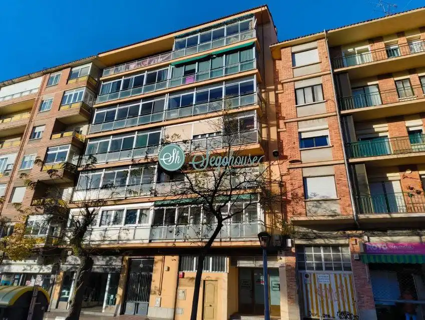 Vista exterior de Piso en venta en Segovia con Calefacción, Terraza y Amueblado