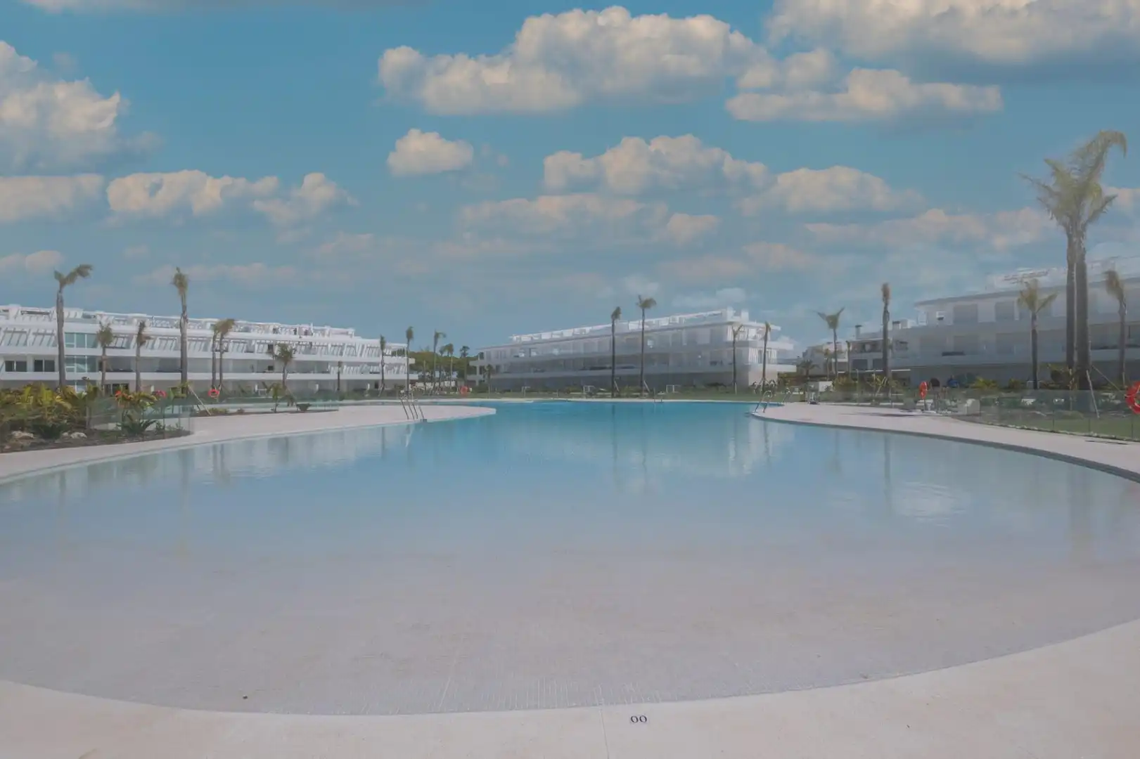 Piscina de Apartament en venda en Chipiona amb Aire condicionat, Terrassa i Traster