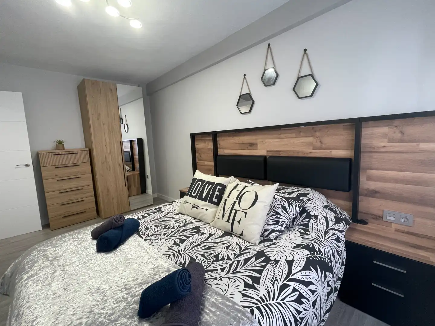 Bedroom of Flat for rent in Gijón   with Heating, Terrace and Furnished
