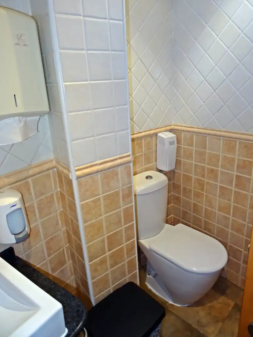 Badezimmer von Geschaftsraum zum Verkauf in Alcalalí mit Klimaanlage und Möbliert