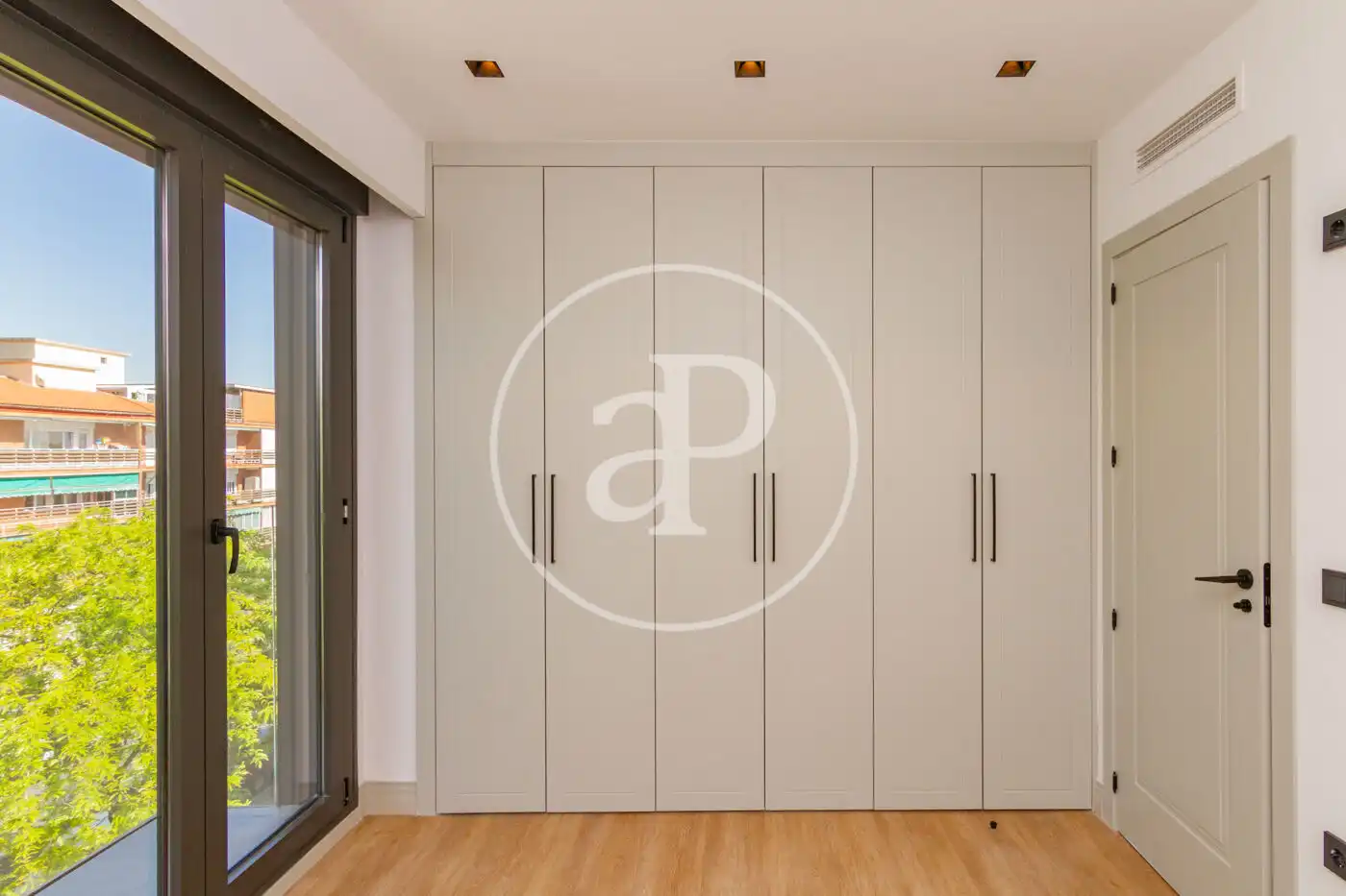 Schlafzimmer von Dachboden zur Miete in Madrid mit Klimaanlage, Heizung und Privatgarten