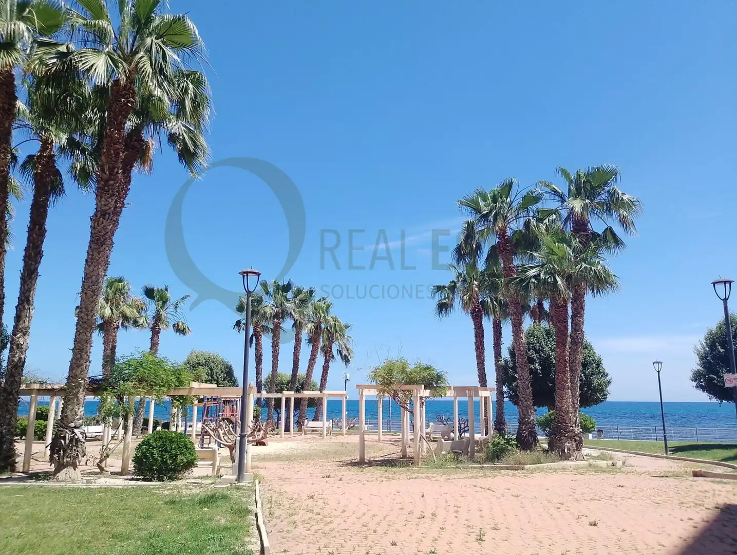 Erdgeschoss zur Miete in El Campello mit Klimaanlage, Privatgarten und Möbliert