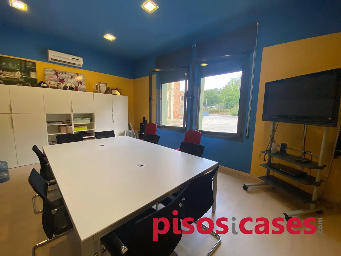 Office for rent in Manlleu  with Air Conditioner