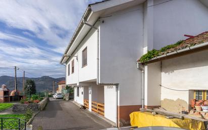 Vista exterior de Casa o xalet en venda en Oviedo  amb Calefacció, Jardí privat i Alarma