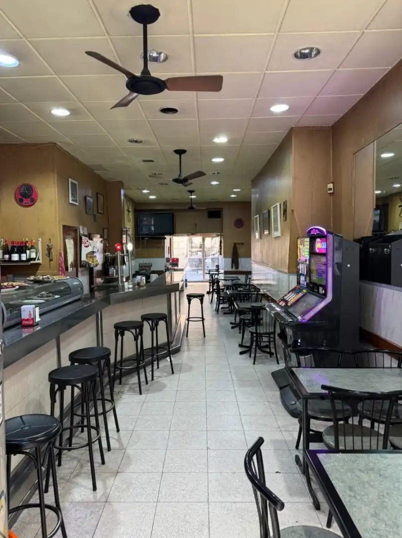 Business premises for transfer in Sants - Montjuïc, imagen 4