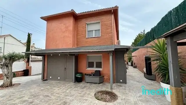 Vista exterior de Casa o xalet en venda en Cunit amb Aire condicionat, Calefacció i Jardí privat