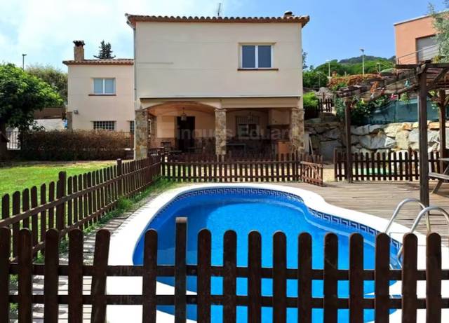 Casa-chalet en Venta en Nucli Urbà