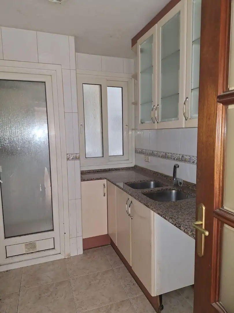 Küche von Wohnung zum Verkauf in Sabadell mit Klimaanlage, Heizung und Balkon