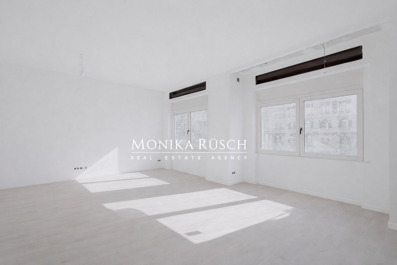 Exterior view of Flat for sale in  Barcelona Capital  with Air Conditioner and Heating