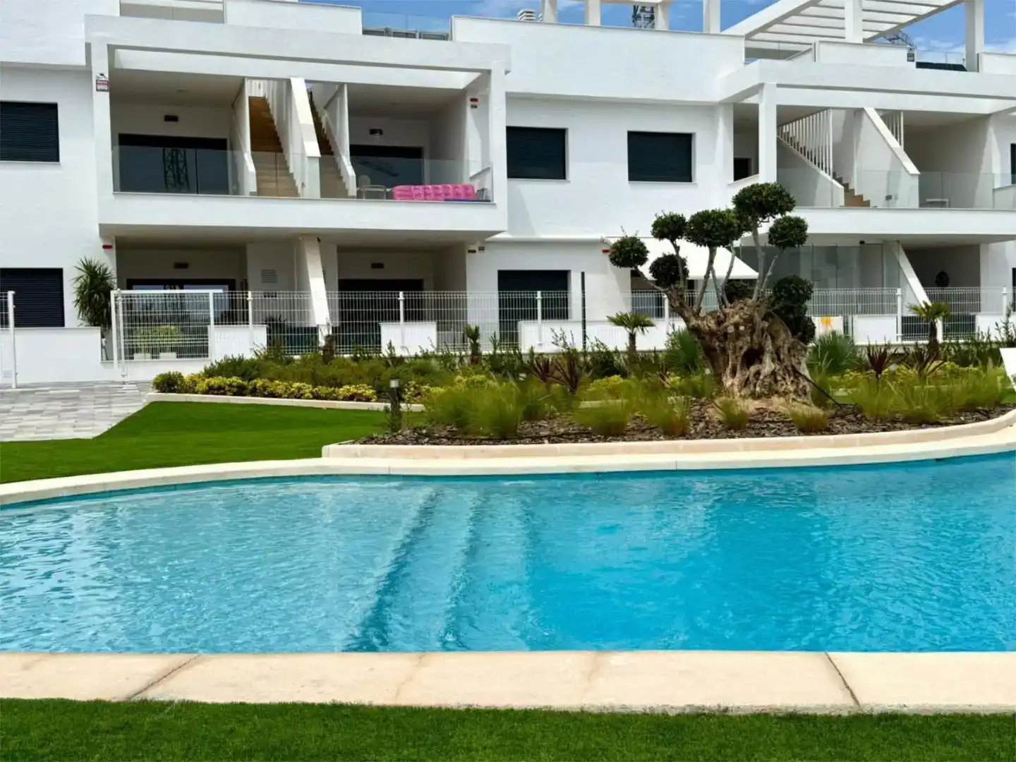 Schwimmbecken von Wohnung zur Miete in Torrevieja mit Klimaanlage und Schwimmbad