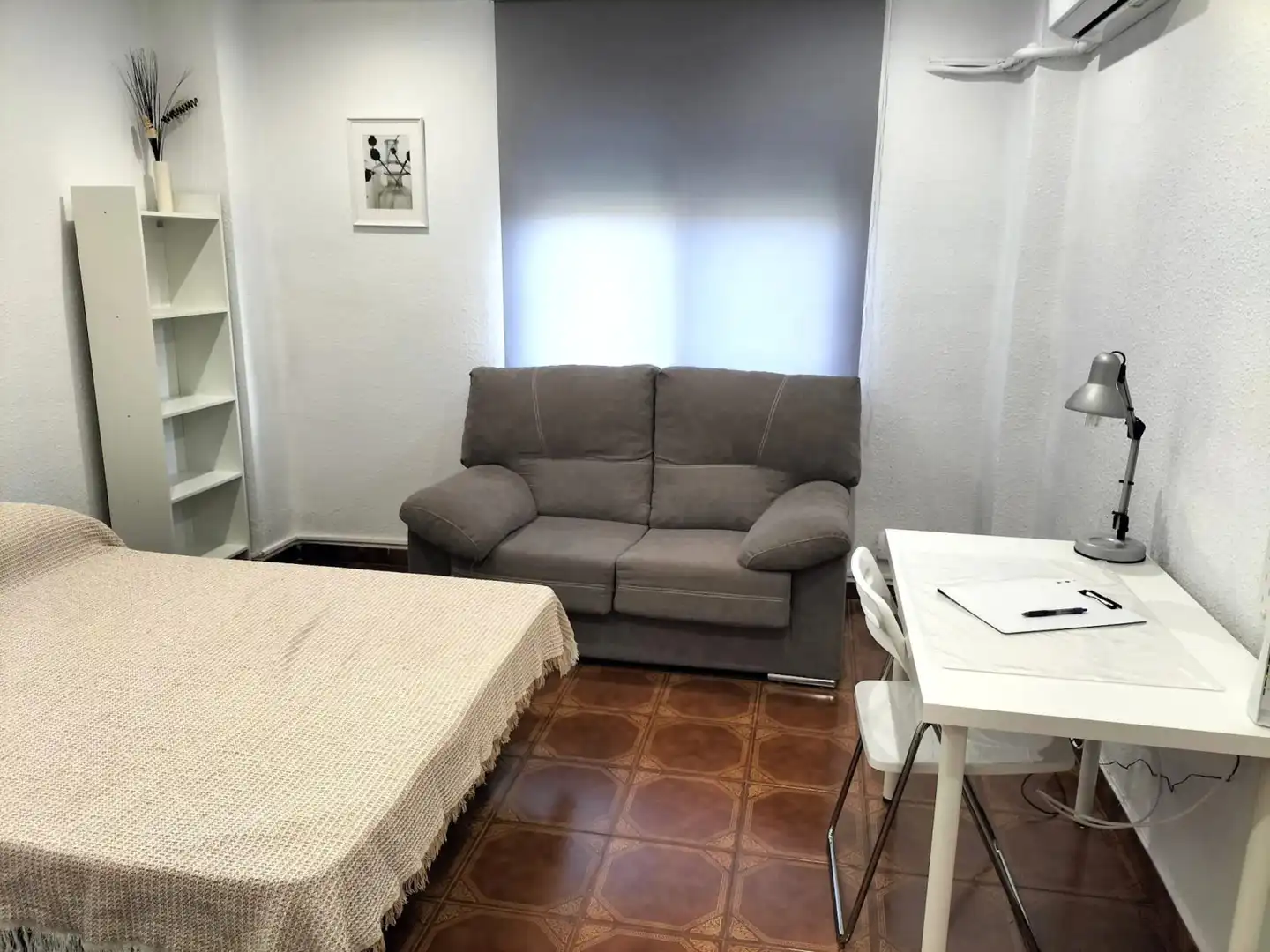 Bedroom of Flat for share in Camins al Grau