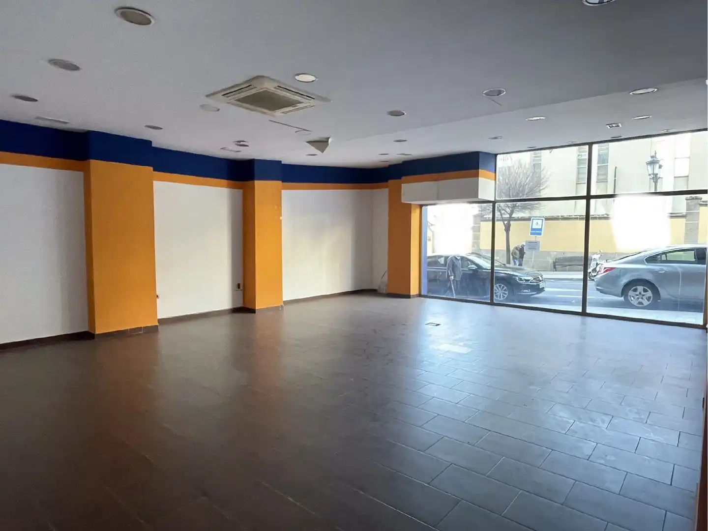 Locale commerciale in affitto a Centro Ciudad