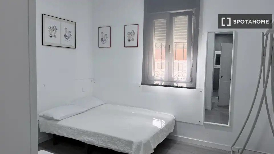Bedroom of Flat for rent in Madrid  with Air Conditioner, Heating and Furnished