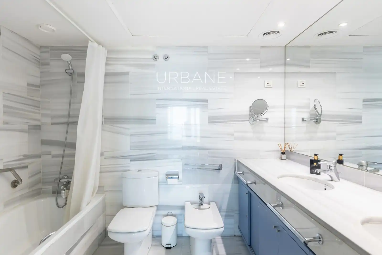 Baño de Ático de alquiler en Barcelona con Aire acondicionado, Calefacción y Amueblado