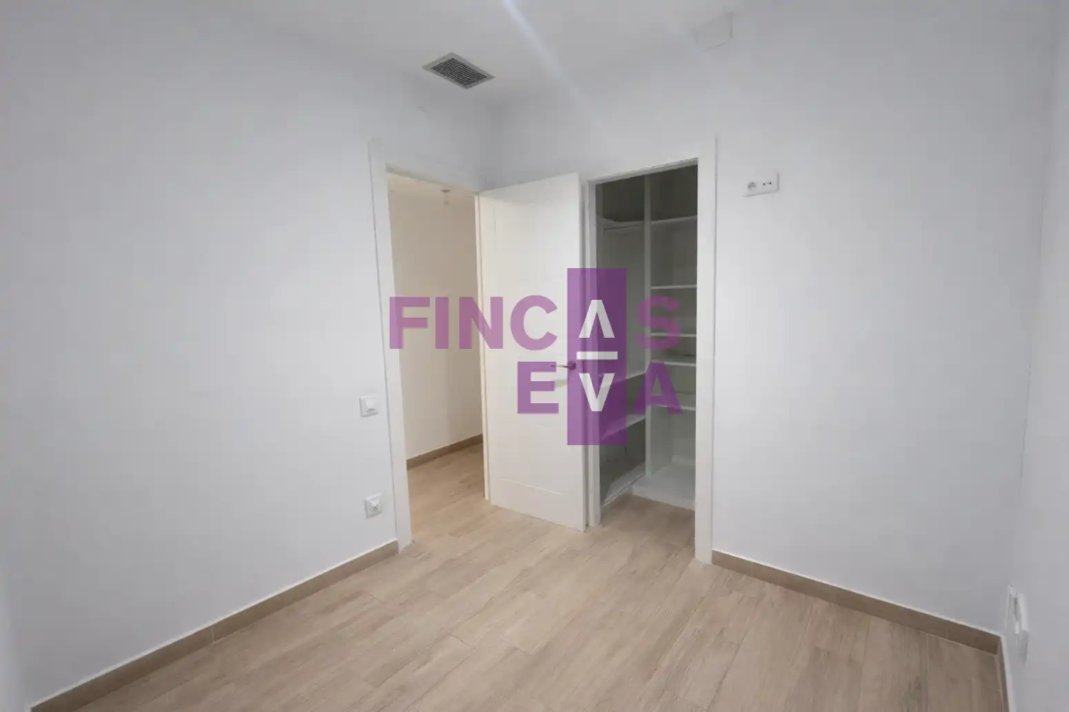 Flat for sale in Barcelona  with Air Conditioner and Heating