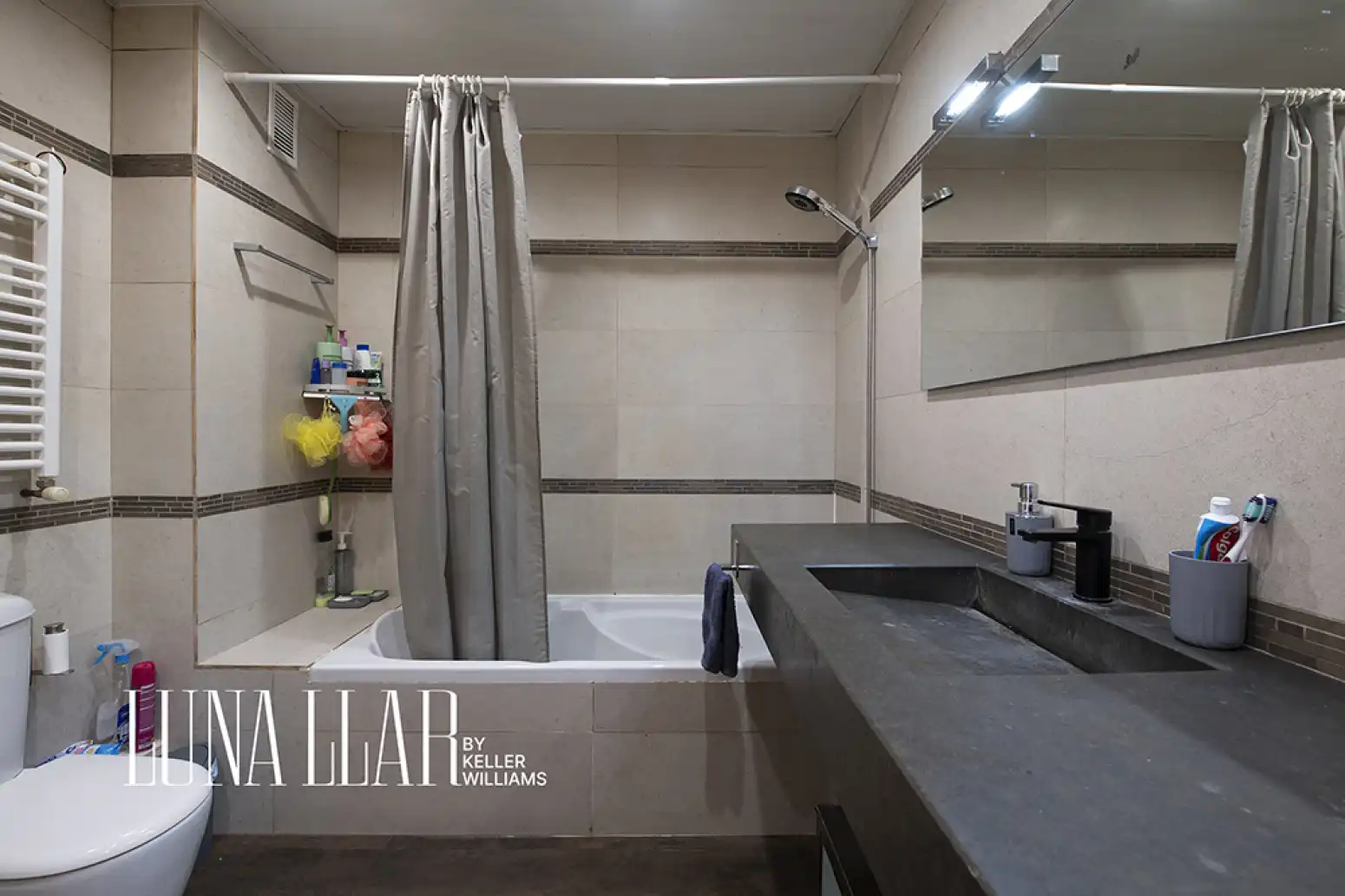 Badezimmer von Wohnung zum Verkauf in Gavà mit Klimaanlage, Heizung und Parkett