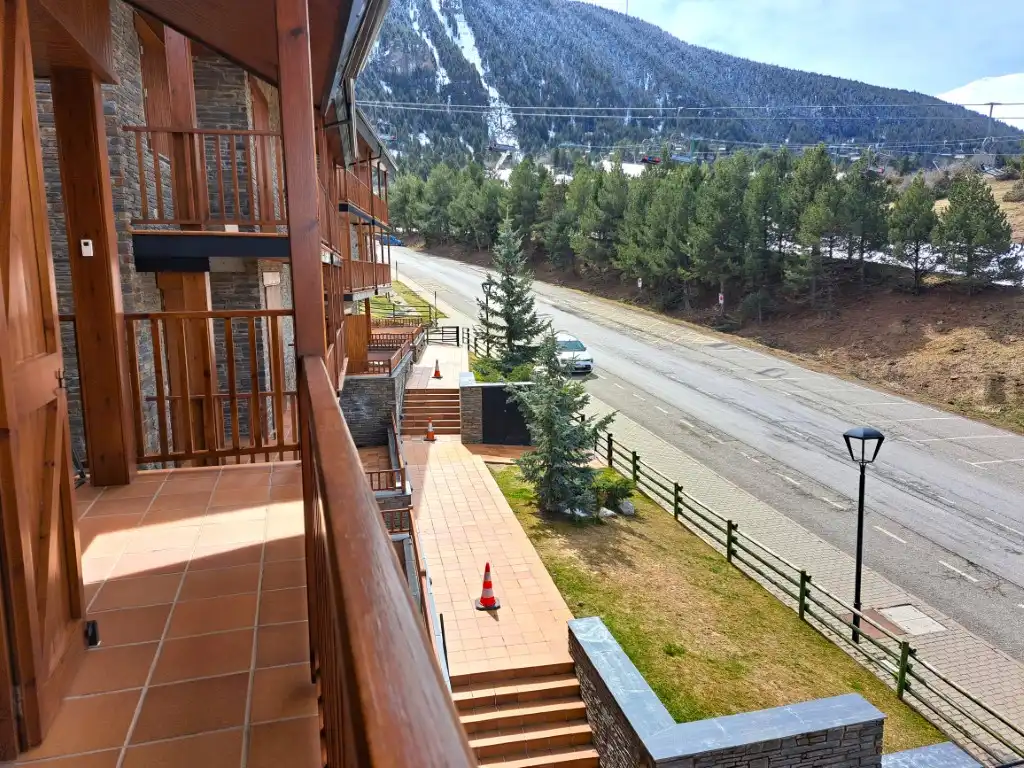 Vista exterior de Dúplex en venta en Alp con Calefacción, Trastero y Amueblado