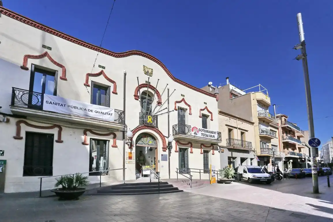 Vista exterior de Casa adosada en venda en Montcada i Reixac amb Balcó