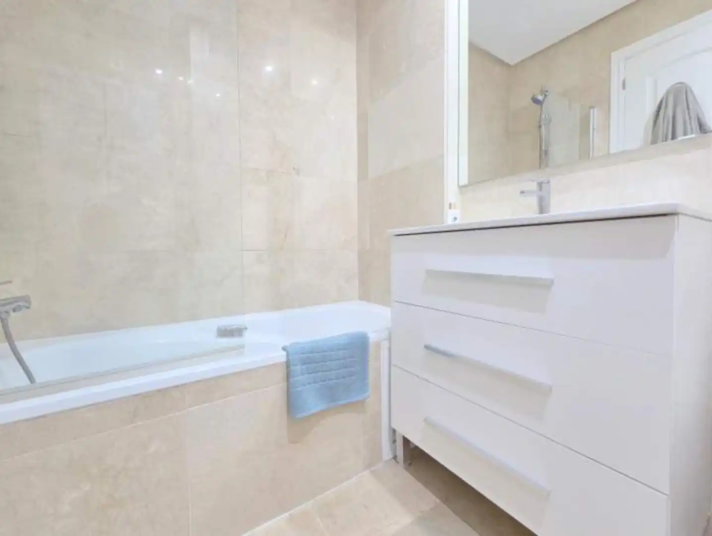 Bany de Apartament en venda en Manilva amb Aire condicionat, Terrassa i Moblat