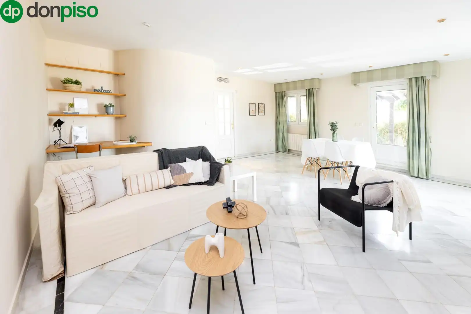 Sala de estar de Casa o chalet en venta en Granada con Aire acondicionado, Calefacción y Jardín privado