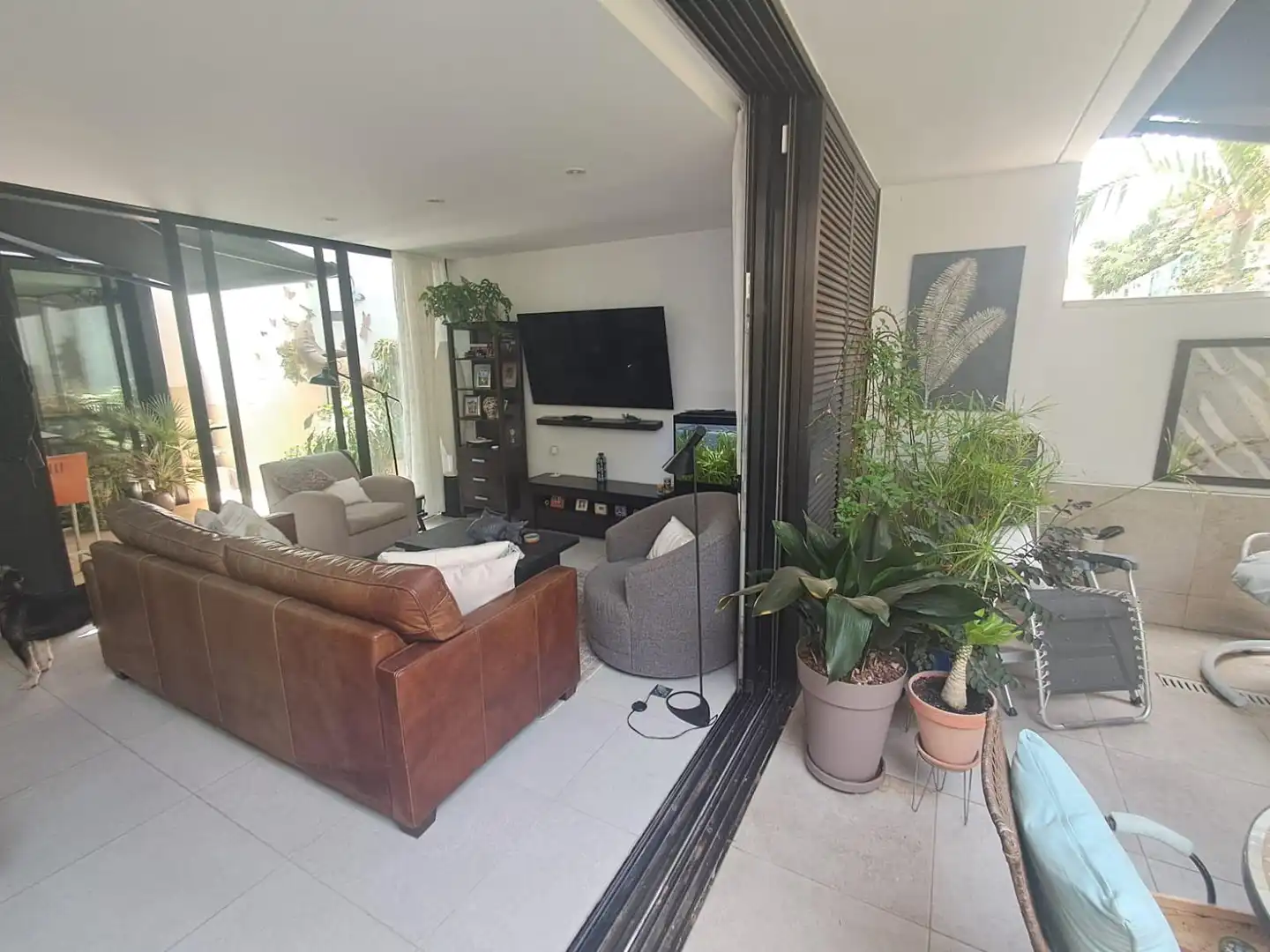 Sala d'estar de Casa adosada en venda en Granadilla de Abona amb Jardí privat, Terrassa i Moblat