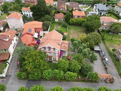 Vista exterior de Casa o xalet en venda en Castrillón amb Calefacció, Jardí privat i Traster