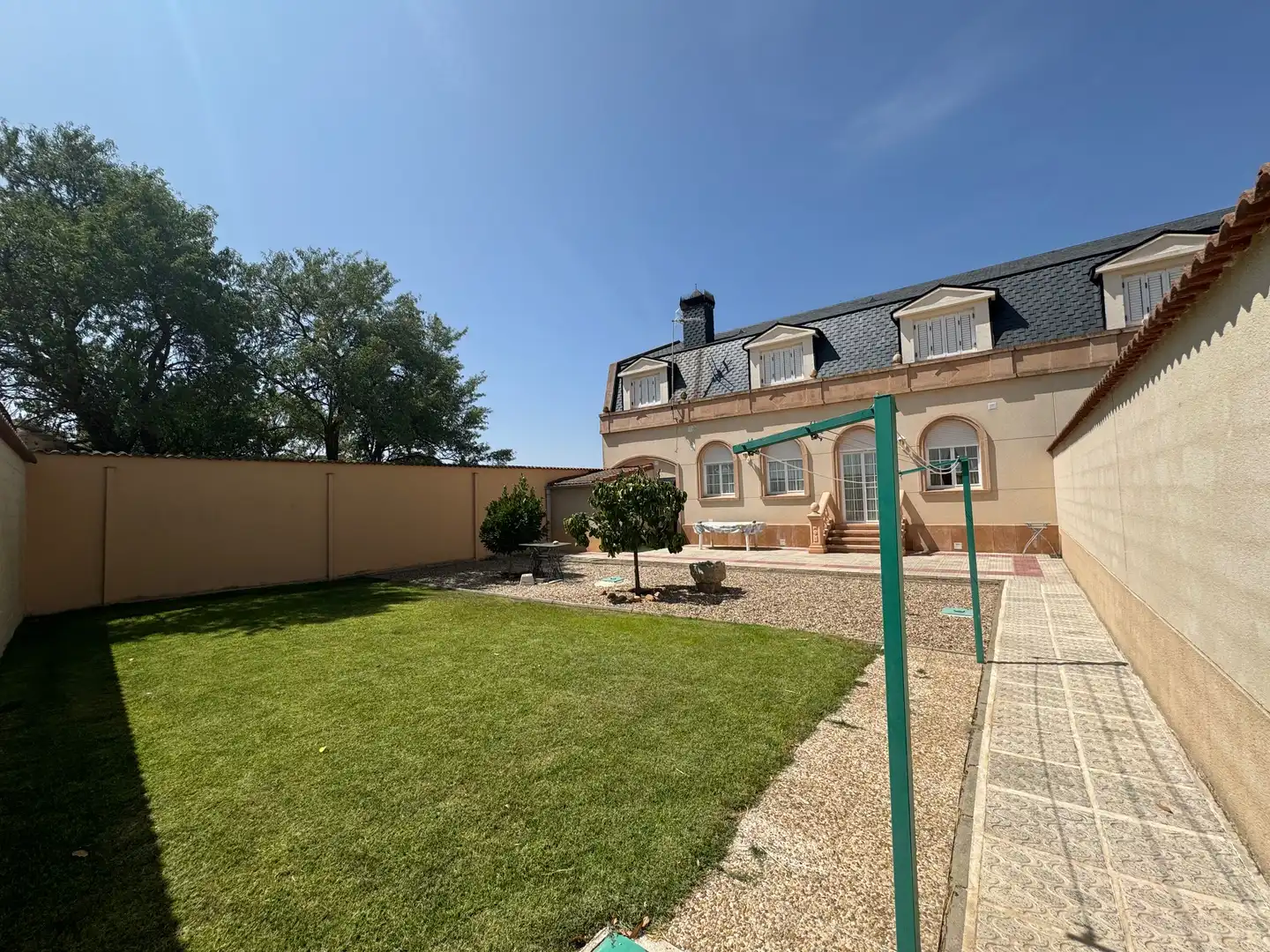 Vista exterior de Casa adosada en venta en Valoria la Buena con Calefacción, Jardín privado y Parquet