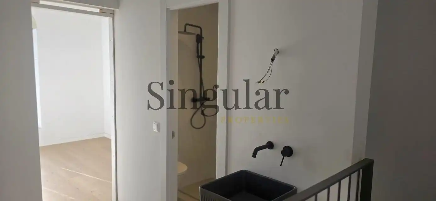 Habitación de Dúplex en venta en Barcelona con Aire acondicionado, Calefacción y Jardín privado