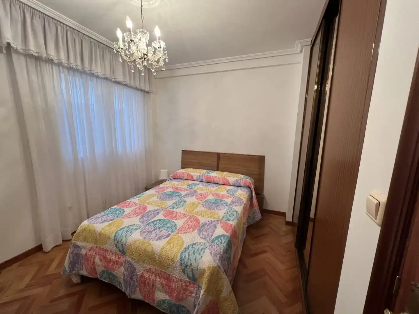 Dormitori de Pis per a compartir en A Coruña Capital  amb Parquet, Moblat i Forn