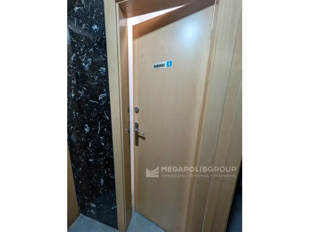 Local en venta en L'Hospitalet de Llobregat con Aire acondicionado