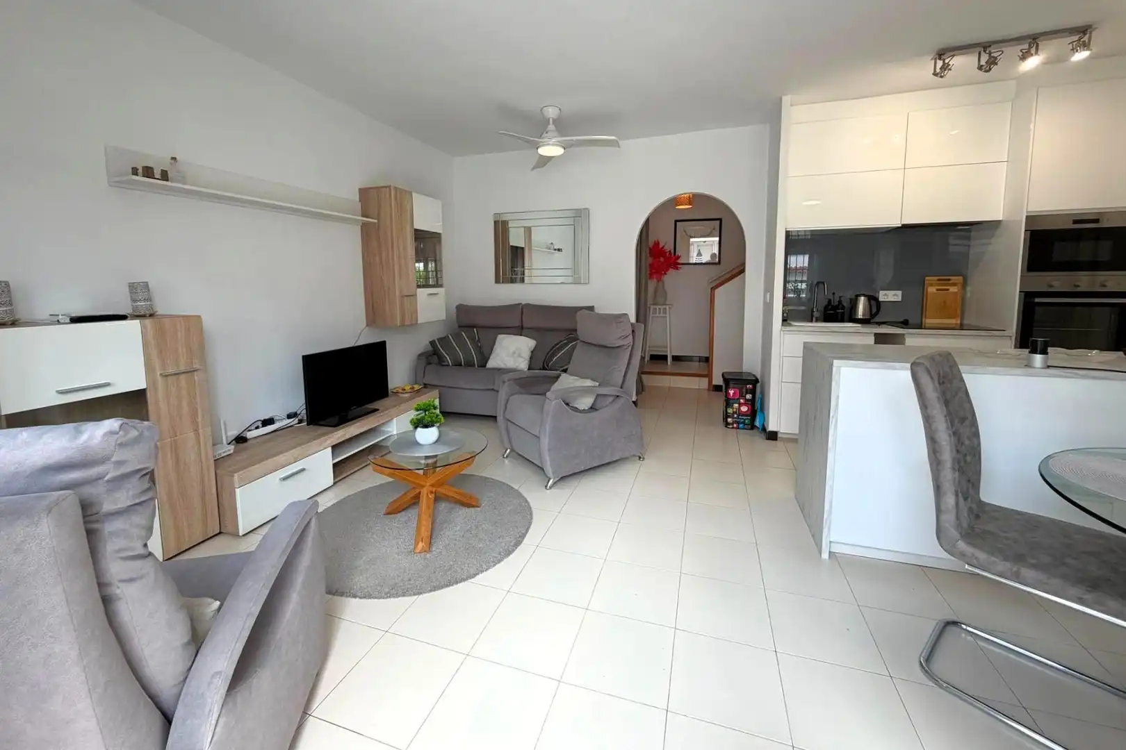 Wohnzimmer von Einfamilien-Reihenhaus zum Verkauf in Torrevieja mit Klimaanlage, Heizung und Terrasse