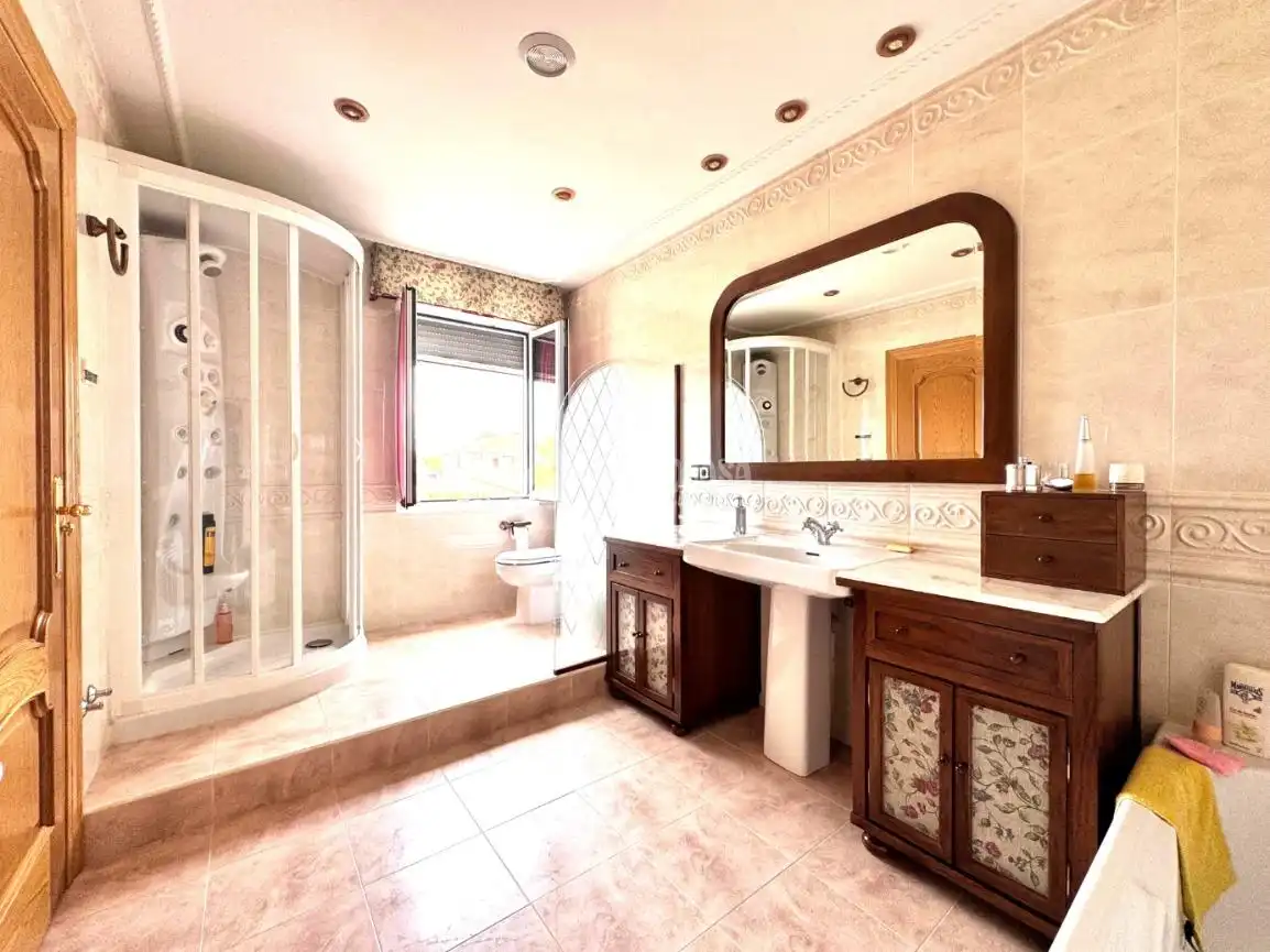 Bathroom of Houses for sale in Valladolid  with Air Conditioner, Parquet flooring and Furnished