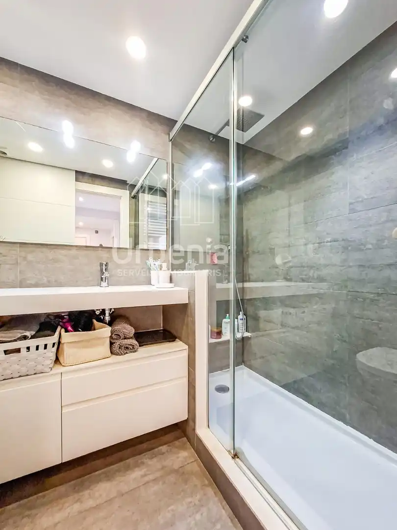 Baño de Piso en venta en Sant Adrià de Besòs con Aire acondicionado, Calefacción y Terraza