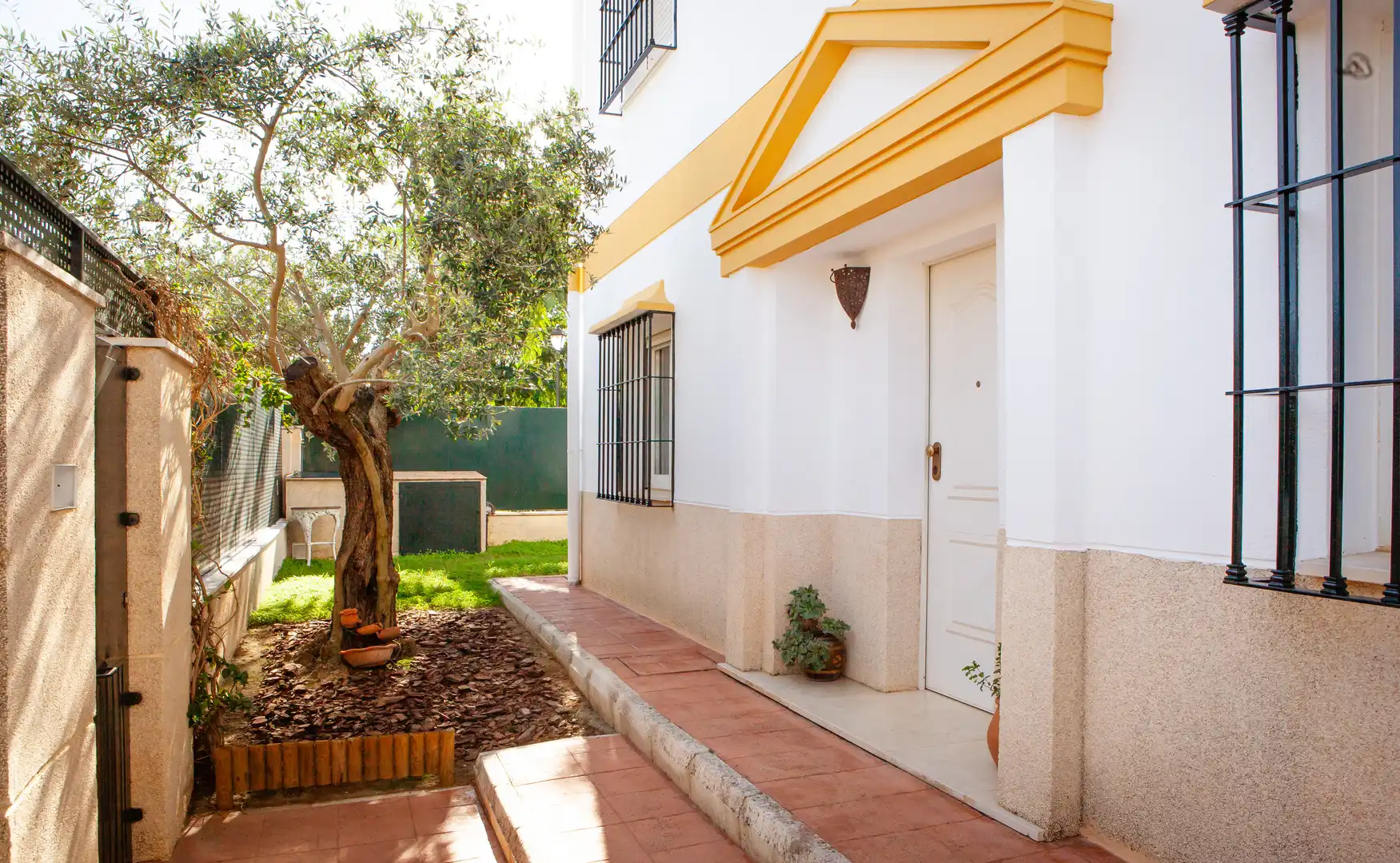 Exterior view of Houses for sale in Espartinas  with Air Conditioner, Private garden and Oven