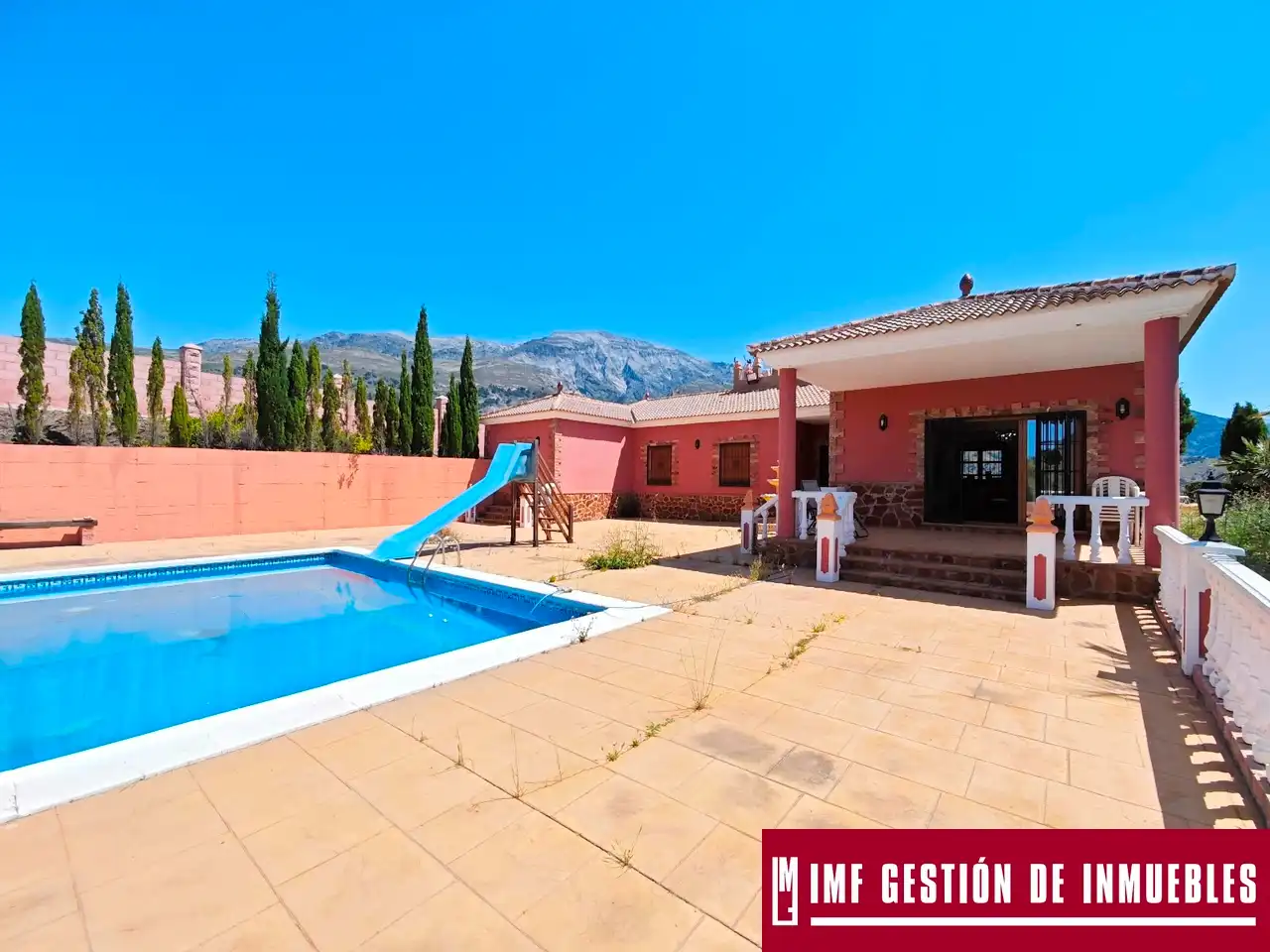 Vista exterior de Casa o xalet en venda en Canillas de Aceituno amb Terrassa, Piscina i Moblat