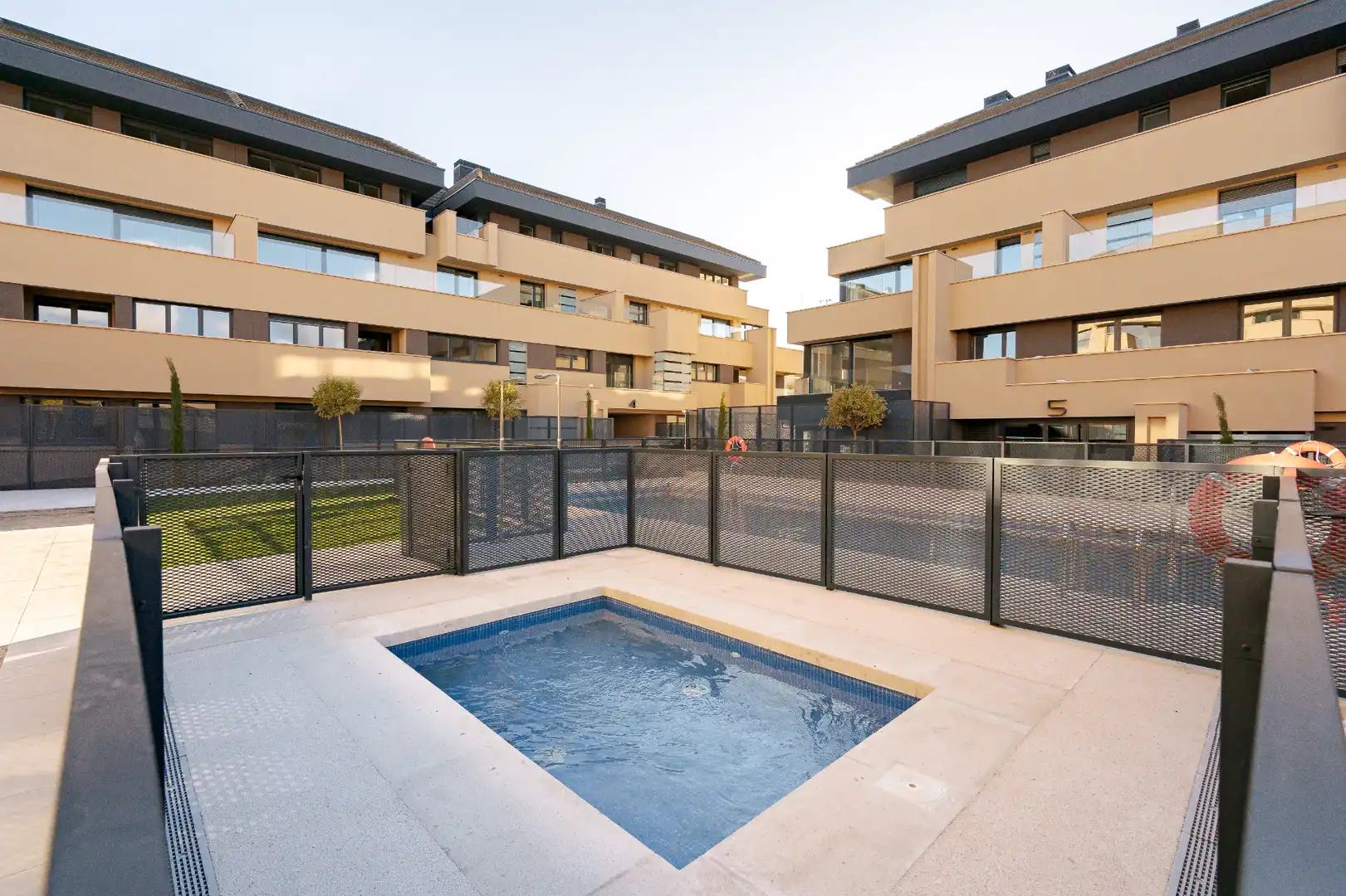 Piscina de Dúplex en venta en Colmenar Viejo con Aire acondicionado, Terraza y Trastero