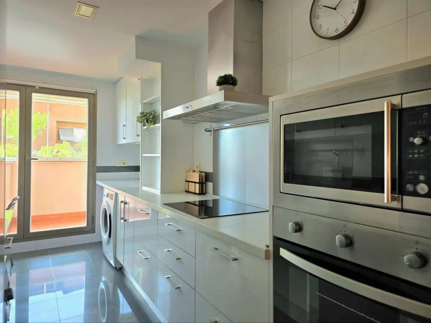 Cocina de Apartamento de alquiler en Torremolinos con Aire acondicionado, Calefacción y Jardín privado